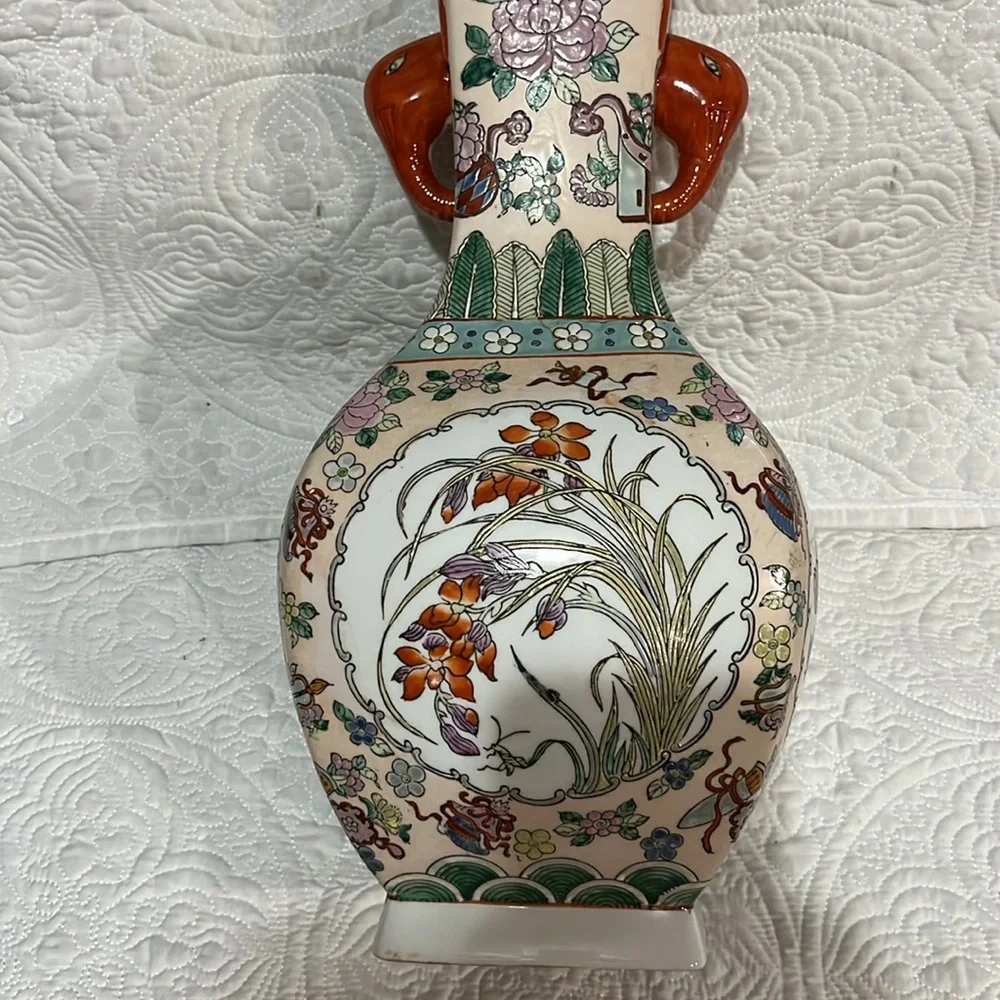 Beautiful‎ large elephant handled Oriental vase